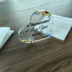Transparant acryl hart plaquette detail met prachtig bloemendesign en duidelijke tekst.