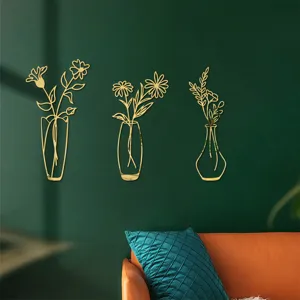 Nahaufnahme von goldenen Acryl Spiegel Wandaufklebern, 3D Blumen Vasen Dekor für Zuhause.