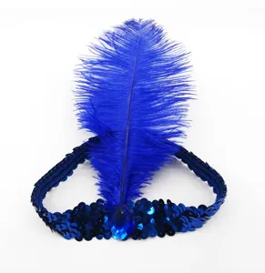 Vista detallada de diadema de plumas azules, cinta para el pelo brillante para fiestas.