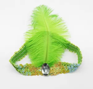 Primer plano detallado de la diadema de lentejuelas de plumas verdes, decoración de cristales.