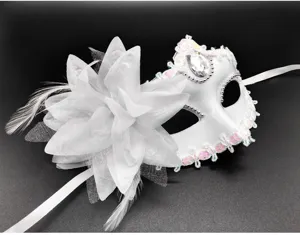 Masque de bal venetien blanc avec grande fleur en tissu et plume pour soiree et carnaval.