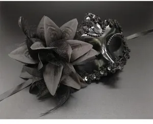 Masque de mascarade noir avec grande fleur plume et sequins pour accessoire de fete costumee.