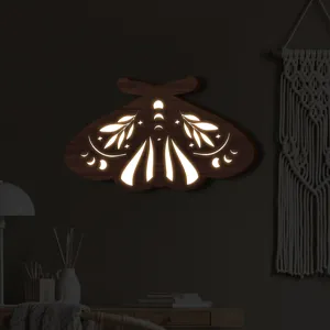 Dettaglio primo piano della lampada da parete in legno LED falena con luce notturna.