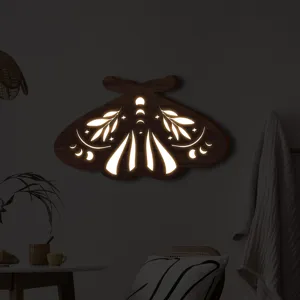 Lampada da parete a falena in legno con luna luminosa e foglie per arredamento boho.