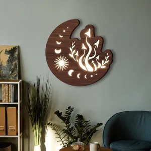 Dettaglio scena applique LED luna funghi in legno con bellissimo decoro boho caldo e luminoso