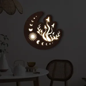 Lampada LED da parete in legno luna e funghi, luce notturna luminosa per decorazione dettaglio.