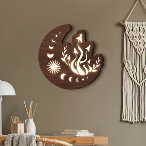 Dettaglio squisito di luce notturna da parete LED in legno boho con design di funghi.