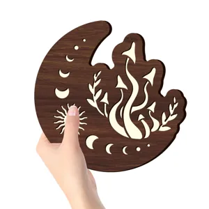 Pezzo di decorazione murale in legno boho luna fungo, perfetto per arte estetica da camera.