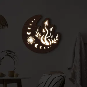 Vista dettagliata della decorazione murale con luce notturna LED in legno luna e funghi boho.