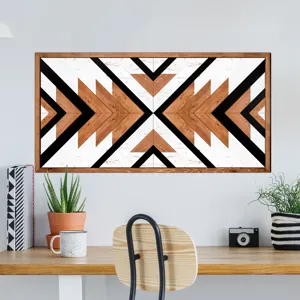 Vue rapprochée d'art mural géométrique en bois moderne installé dans un bureau chaleureux et confortable.