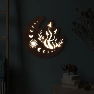 Dettaglio lampada da parete luna fungo in legno LED con trama di decoro notturno bohémien.