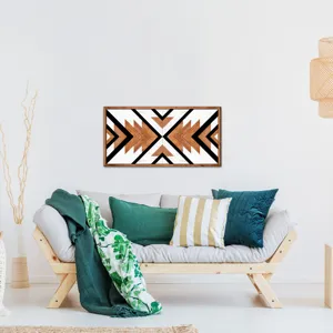 Détail d'art mural géométrique en bois nordique avec belle décoration de salon.