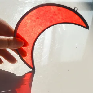 Acchiappasole a mezzaluna in vetro colorato rosso sospensione per finestra deco