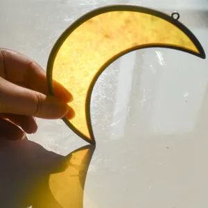 Acchiappasole a forma di mezzaluna in vetro colorato con cornice in metallo e bellissima luce.