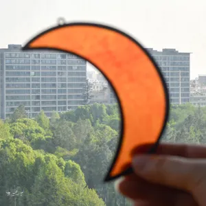 Acchiappasole a mezzaluna in vetro colorato acrilico decorazione sospesa per finestra.