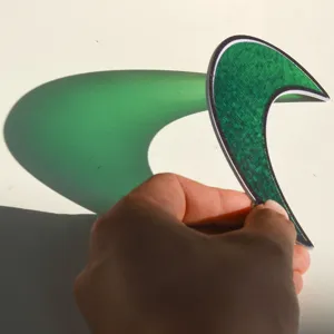Ciondolo in acrilico acchiappasole a mezzaluna in vetrata, vivace decorazione finestra verde.
