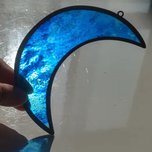 Dettaglio acchiappasole con luna crescente in vetrofusione blu, decorazione sospesa.