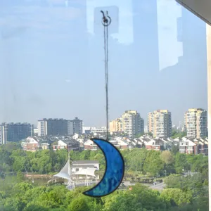 Pendente acrilico acchiappasole con mezzaluna blu vista dettagliata decorazione casa