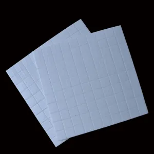 Detail van dubbelzijdig schuimtape vel, handwerk spons sticker pad close-up weergave.