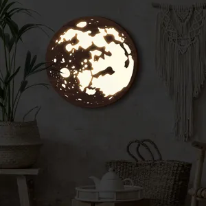Luce notturna da parete a LED in legno luna luminosa in accogliente soggiorno boho chic.