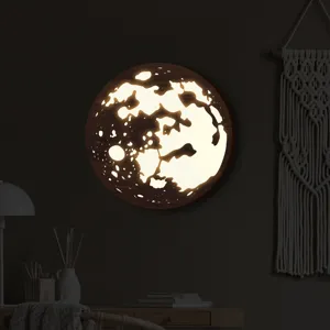 Primo piano di una lampada da parete rotonda in legno a LED con luna in una stanza.