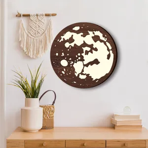 Dettaglio lampada da parete luna LED in legno, luce calda per arredamento nordico.