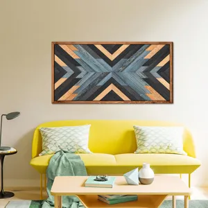 Vue détaillée d'un art mural en bois à motif géométrique nordique dans un salon chaleureux.
