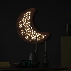 Primo piano della lampada da parete a mezzaluna in legno boho, calda luce LED, decorazione rustica.