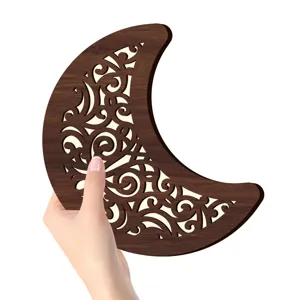 Dettaglio in primo piano della lampada da parete LED a mezzaluna in legno con intagli boho.