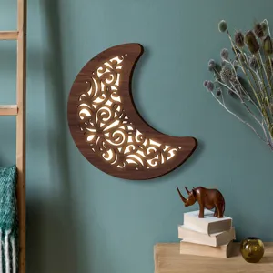 Vista dettagliata lampada da parete luna in legno boho luce notturna LED in scena nordica.