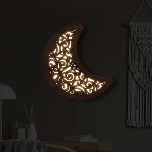 Vista di dettaglio di lampada da parete a LED in legno con luna nordica e design caldo.