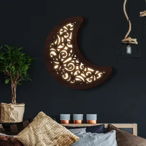 Primo piano della lampada da parete a mezzaluna in legno, luce notturna LED decorativa chic.