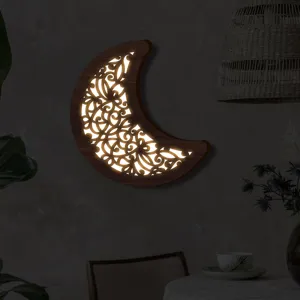 Luce notturna LED a luna in legno con design boho traforato, ideale per decorare pareti.