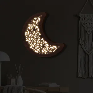 Luce notturna LED luna in legno dettaglio, decorazione murale intagliata per stanza accogliente.