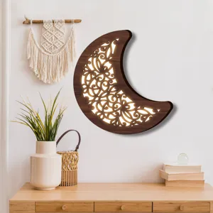 Lampada da parete a mezzaluna in legno boho nordico, dettaglio scena luce notturna LED.