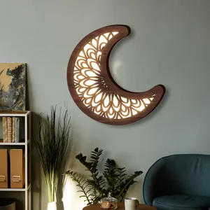 Dettaglio applique murale luna crescente LED in legno boho, bell'arredamento.