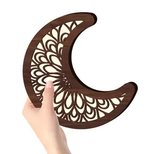 Dettaglio appendiabiti da parete luna in legno, design intagliato cavo boho, decorazione.