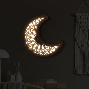 Dettaglio applique da parete LED luna in legno, lampada mandala boho per arredamento.