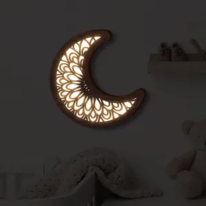 Luce notturna LED luna in legno dettaglio, decorazione murale boho per accogliente cameretta.