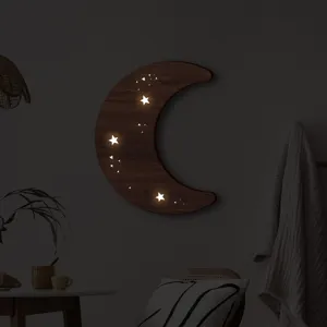 Dettaglio lampada da parete luna in legno, accogliente lucina LED stella per decoro.