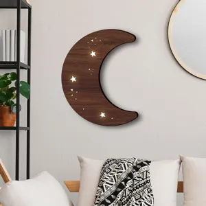 Dettaglio luce notturna LED da parete luna in legno, con motivo a stella in stile accogliente.