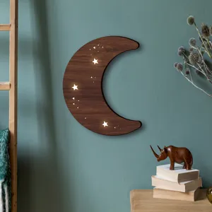 Dettaglio applique da parete luna in legno nordico, design intagliato stelle, decoro.