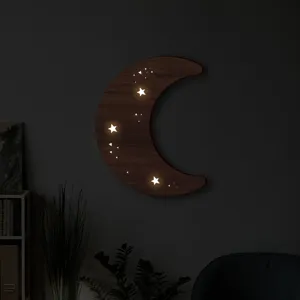 Dettaglio ravvicinato della lampada da parete in legno a forma di luna con stelle luminose.