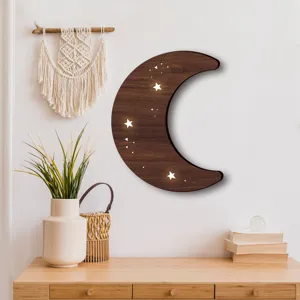 Scena di lampada da parete LED luna crescente in legno nordico, dettaglio boho.