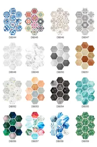 Vista detallada de varios adhesivos para azulejos hexagonales con varios diseños.