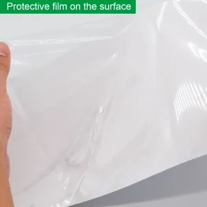 Gros plan detaille de l'autocollant carrelage effet marbre avec film de protection.