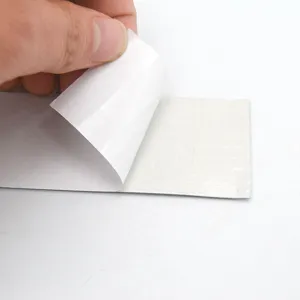 Vue détaillée du dos de l'autocollant mural en mosaïque de verre avec papier de protection.