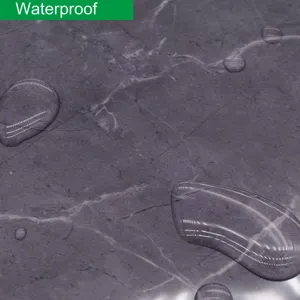 Vue de détail d'autocollant de carrelage en marbre foncé, film cristal épaissi imperméable.