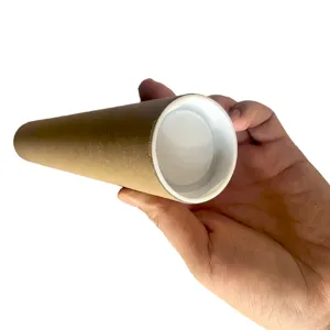 Detailaufnahme einer braunen Papierverpackung als Röhre für Wandaufkleber oder Poster.