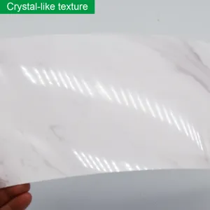 Vue détaillée d'un autocollant de carrelage en marbre stratifié épais effet cristal.